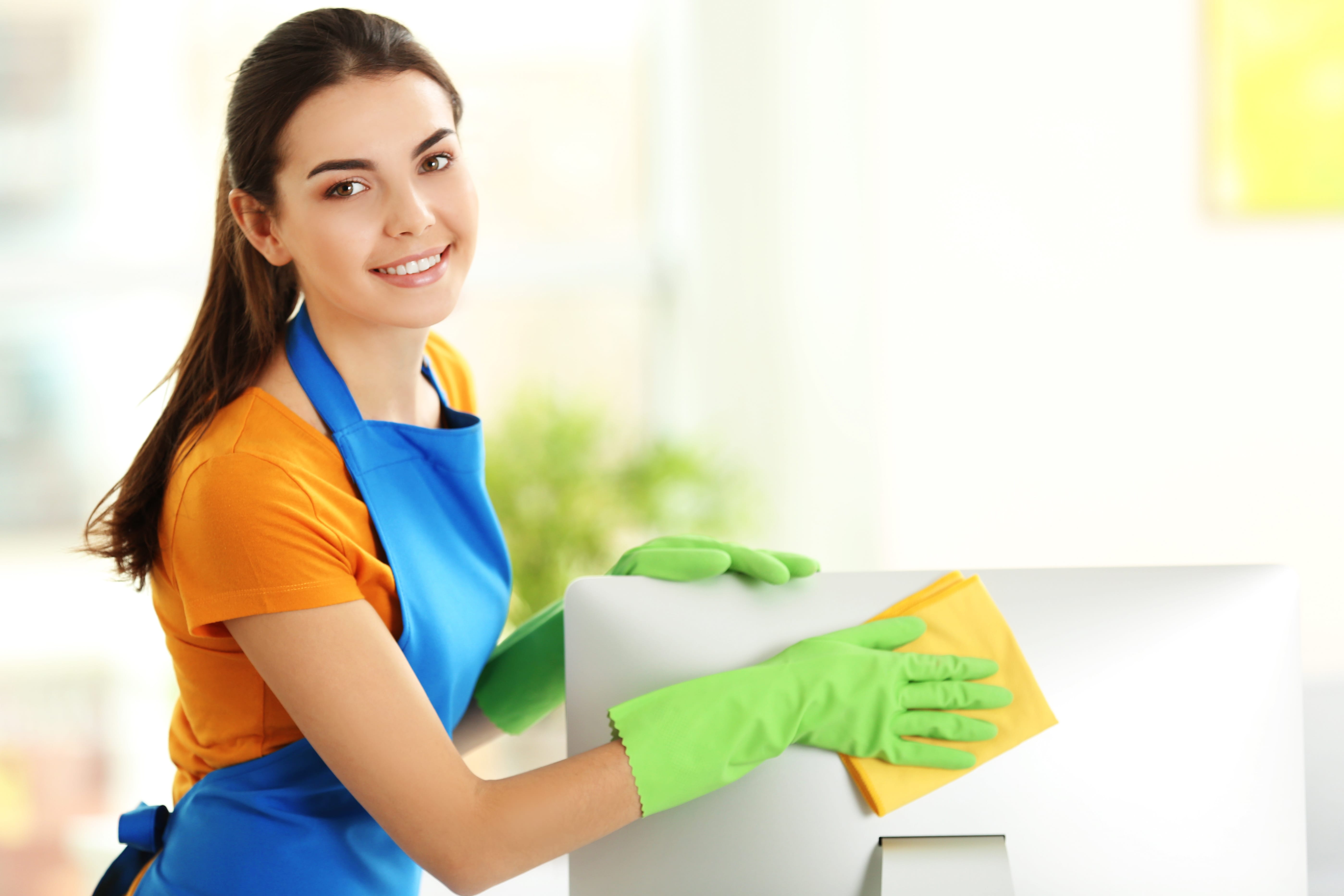 Eine Frau, die eine Büroreinigung oder Wohnungsreinigung durchführt