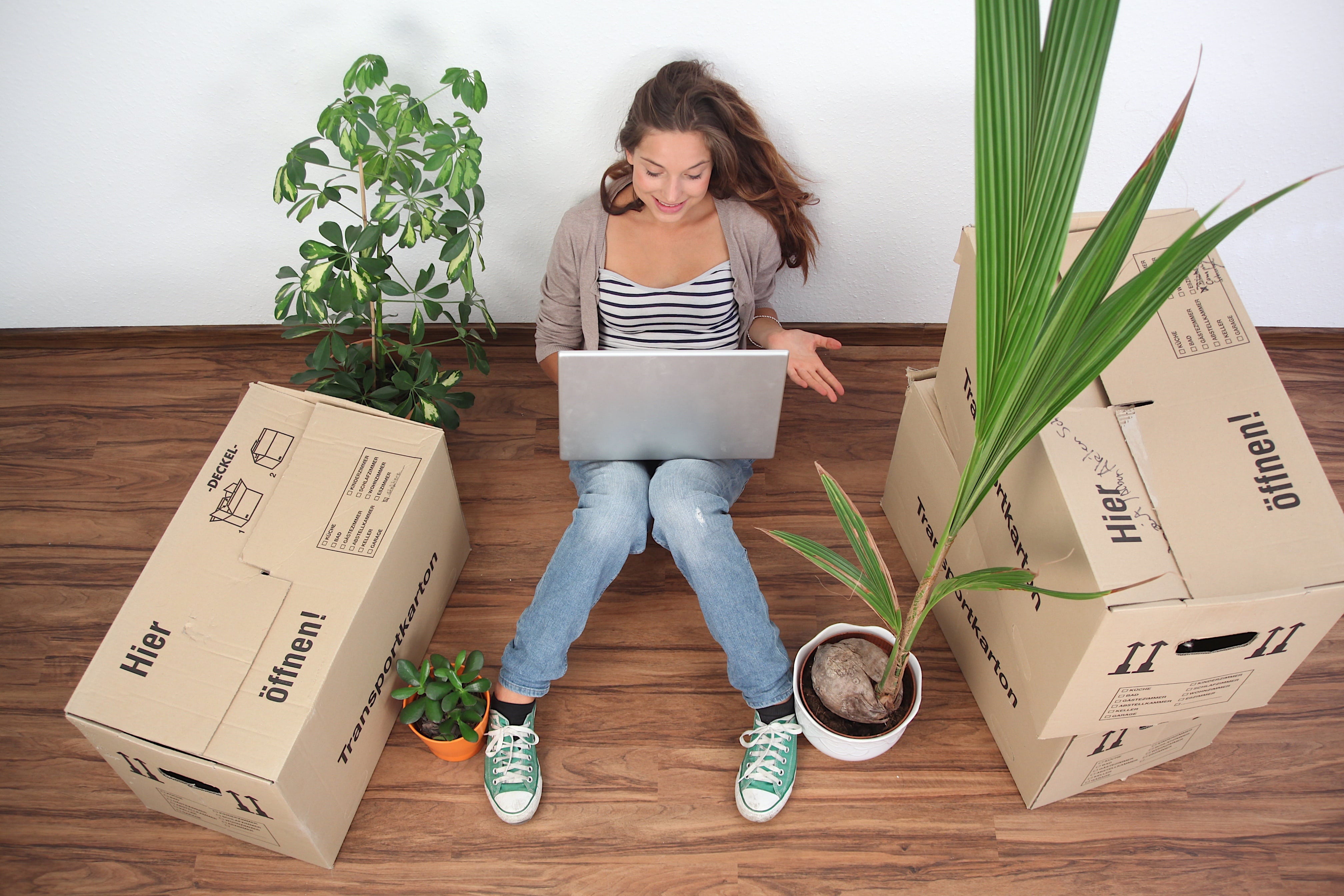 Eine Frau, die in ihre neue Wohnung umgezogen ist nach einer Wohnungsreinigung