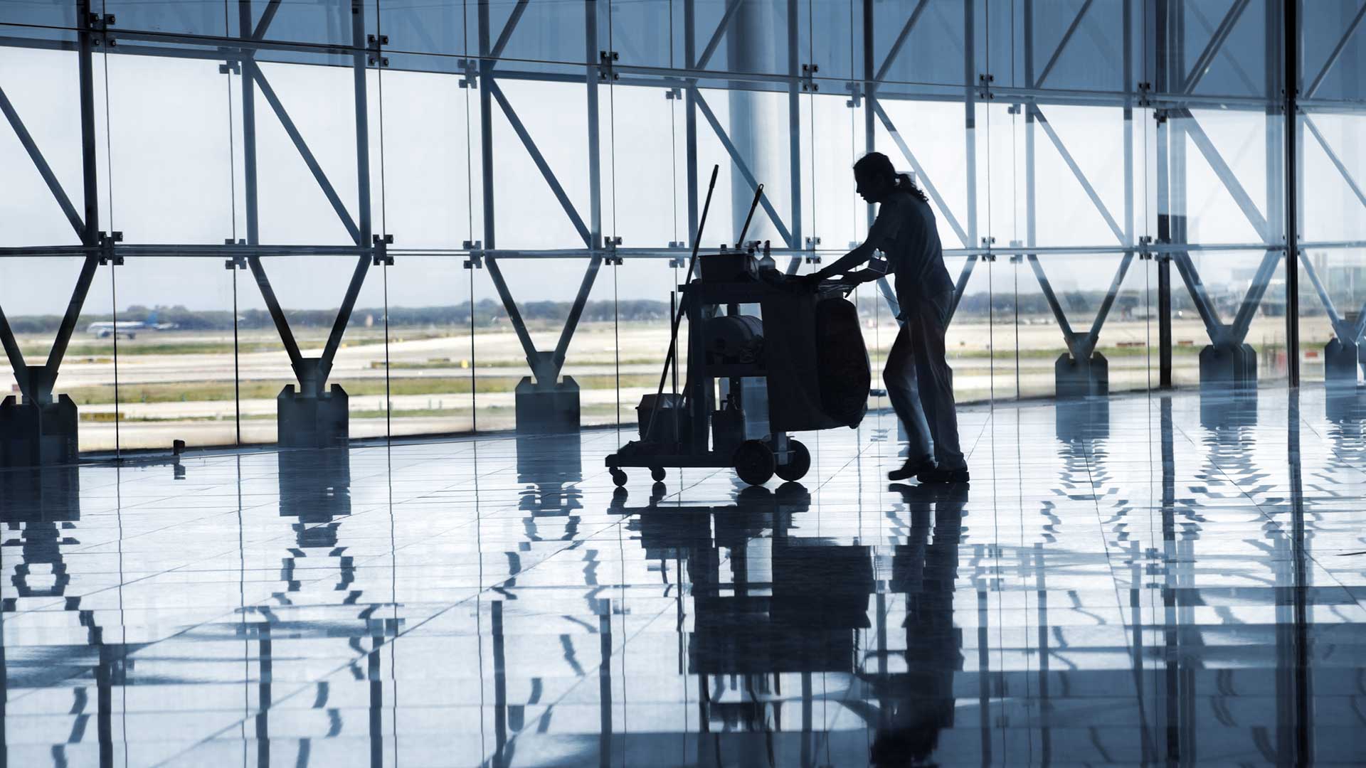 Ein Hauswart, die fürs Facility Management und die Reinigung zuständig ist