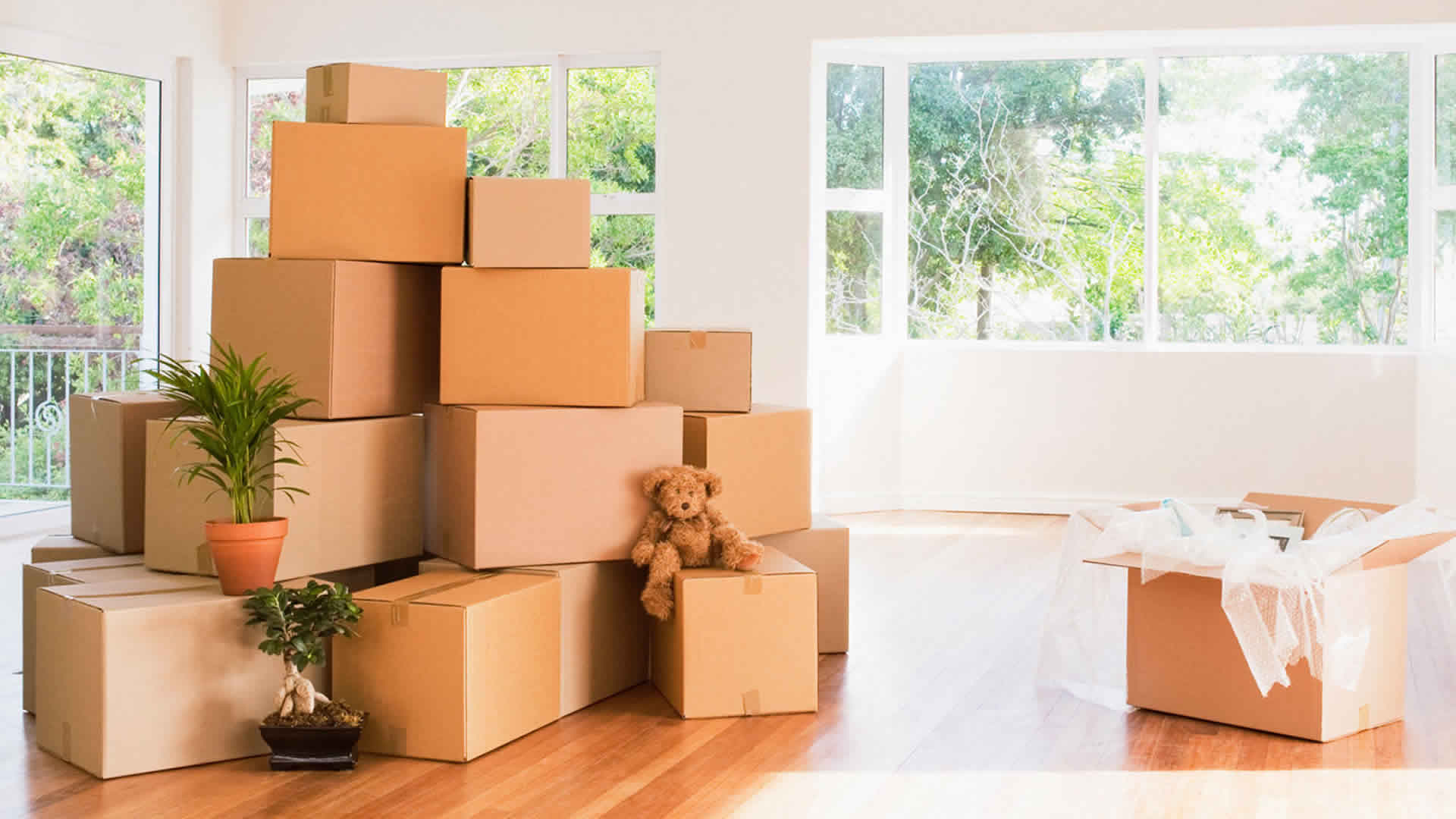 Ein Haufen von Kartons, die nach der Reinigung ausgepackt werden