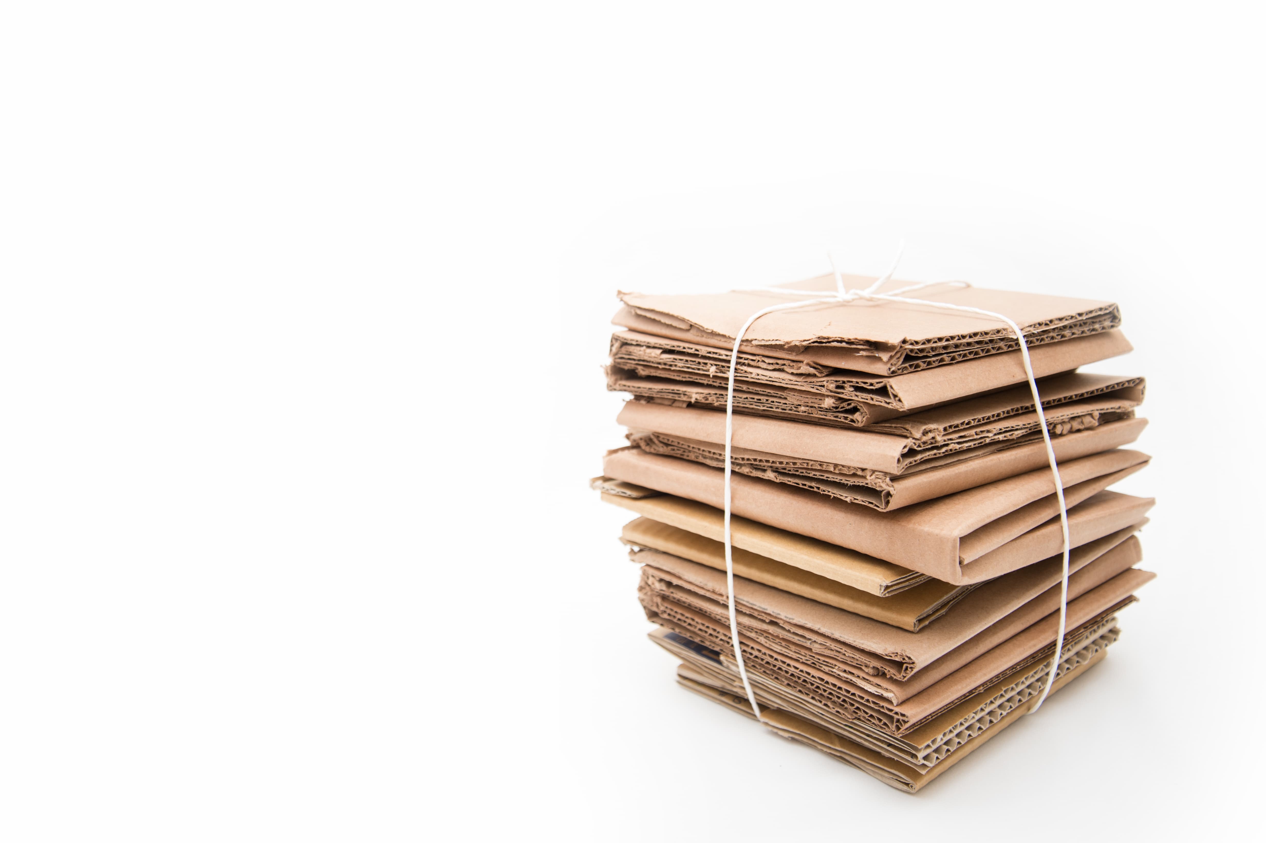 Ein Bündel mit Karton nach der Reinigung der neuen Wohnung