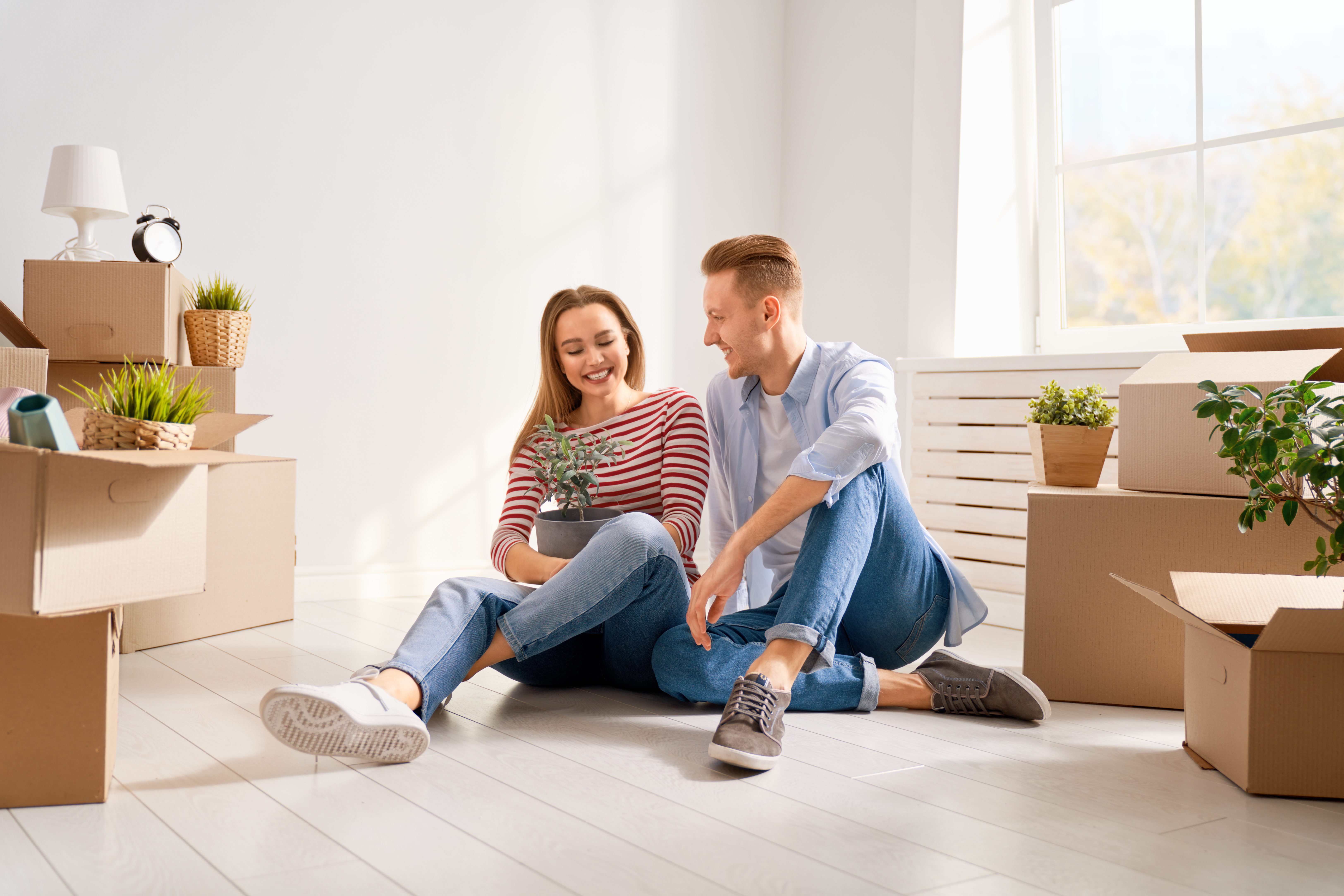 Ein Paar, welches in eine neue Wohnung eingezogen ist